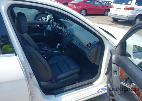 2010 Mercedes-Benz C 300 Sport 4Matic z USA, uszkodzony, nr VIN WDDGF8BBXAR102435